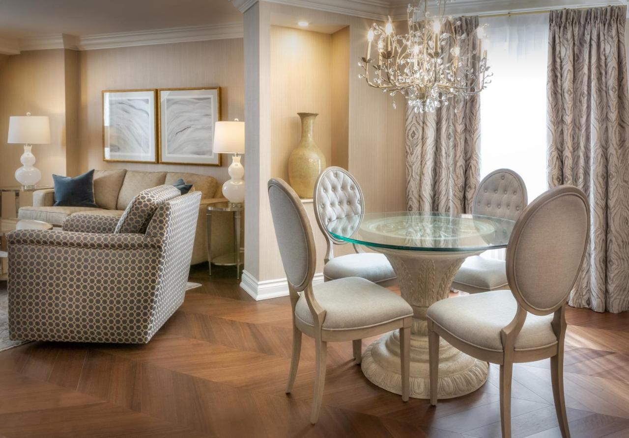 沃德勒伊酒庄酒店 沃德勒伊多里翁 外观 照片 A living room at The Ritz-Carlton, Chicago