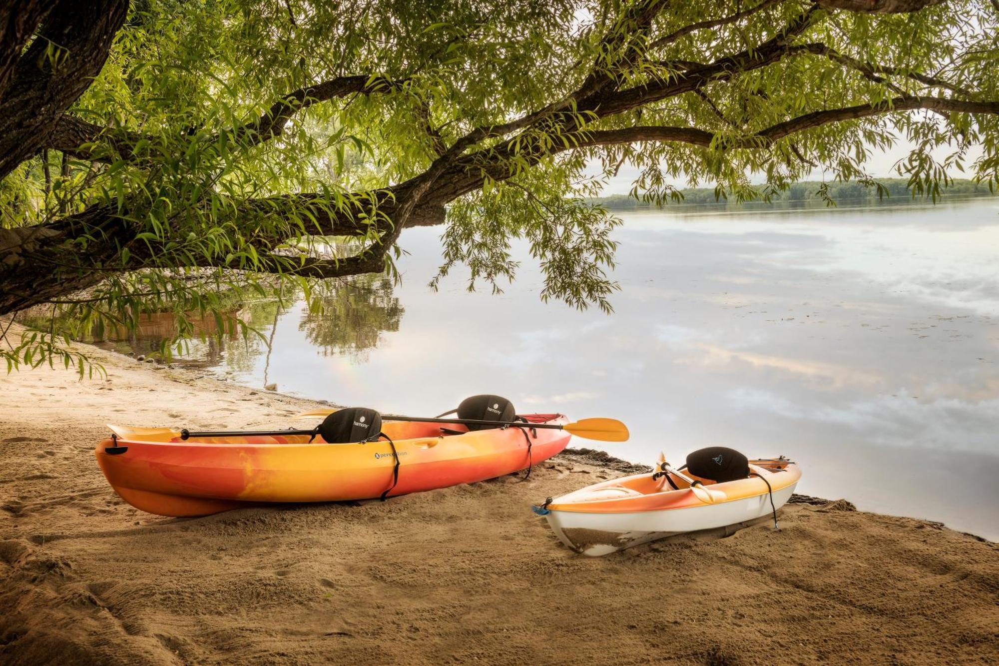 沃德勒伊酒庄酒店 沃德勒伊多里翁 外观 照片 Kayaks on the shore of Lake Waconia