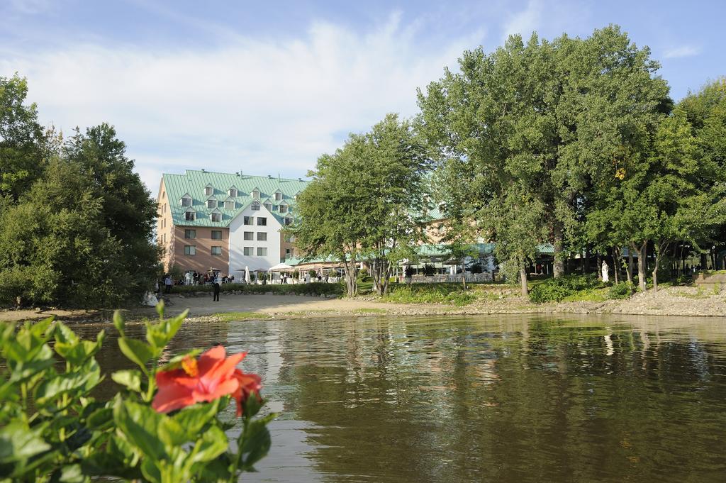 沃德勒伊酒庄酒店 沃德勒伊多里翁 外观 照片 The lake in the centre of the town