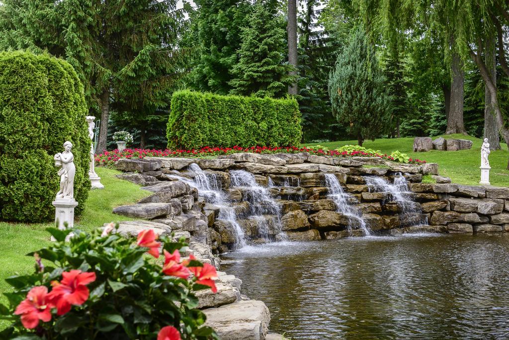 沃德勒伊酒庄酒店 沃德勒伊多里翁 外观 照片 The waterfall at the entrance of the gardens