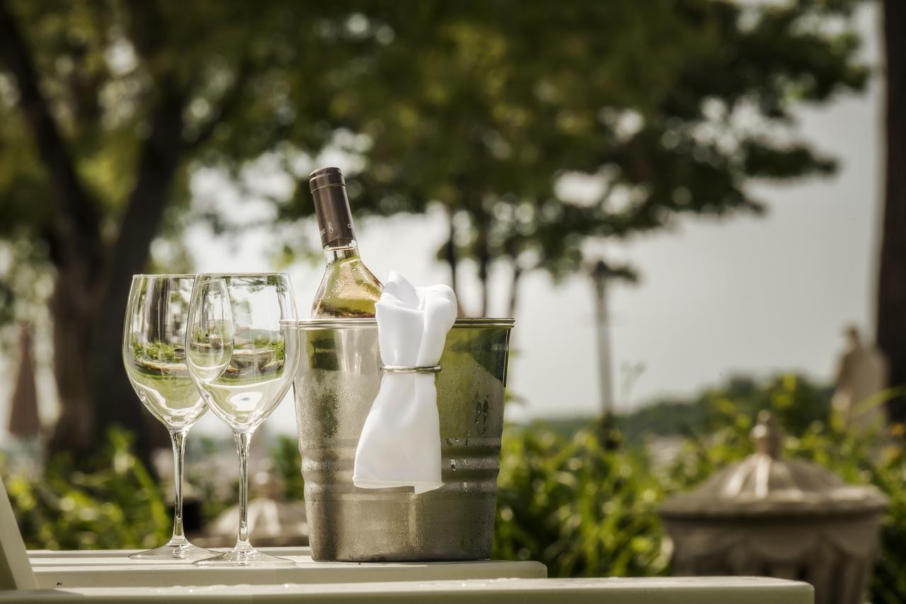 沃德勒伊酒庄酒店 沃德勒伊多里翁 外观 照片 A bottle of wine in a wine cooler